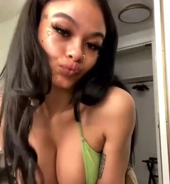 India Love Nude Showing Off Her Big Breasts On Live Stream Onlyfans Trending